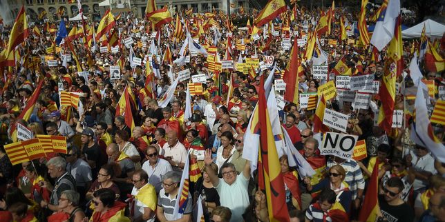 In Barcelonne, the anti-pro-independence people go down the street on a national holiday